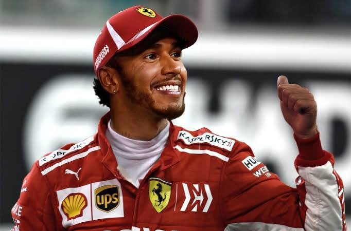 Lewis Hamilton'ı Ferrari tulumları içinde gösteren bir illüstrasyon.