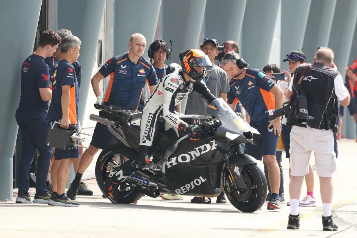 Siyah kamuflajlı Repsol Honda, MotoGP tarihinin en başarılı takımı için yeni bir dönem.