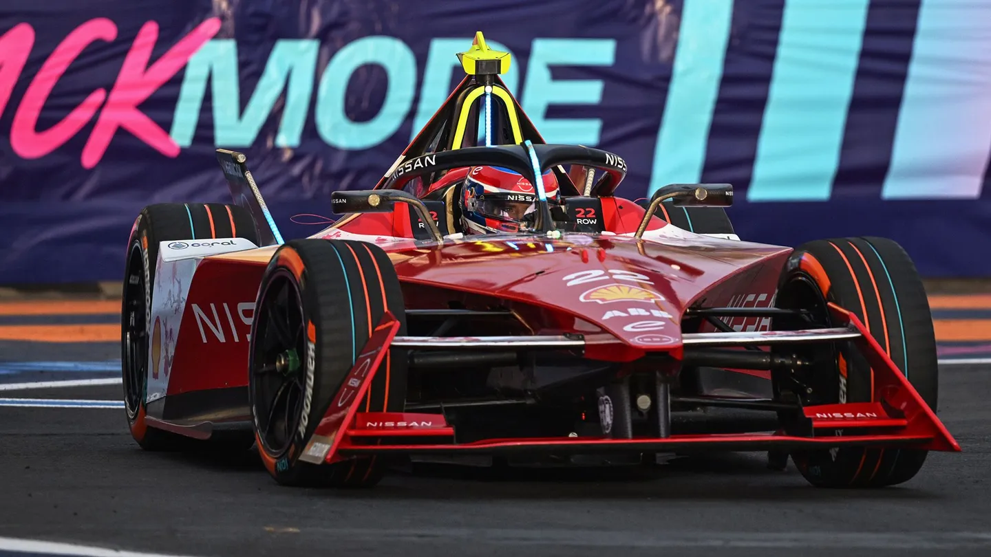 Formula E kariyerine yeniden hayat veren Oliver Rowland.